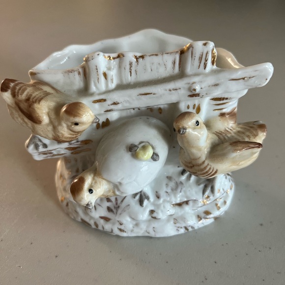 Bird planter no hole in bottom.with three little birdies. Bottom has 20 on it - Picture 2 of 11